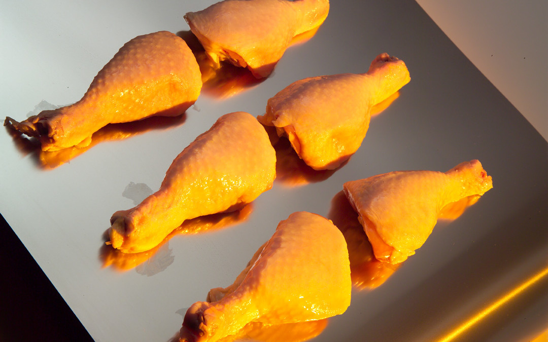 用自动不锈钢输送带系统完美烹制肉类