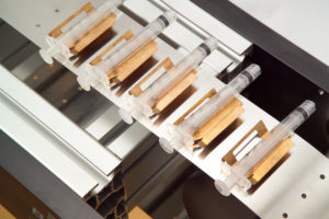 正在制造的医疗注射器